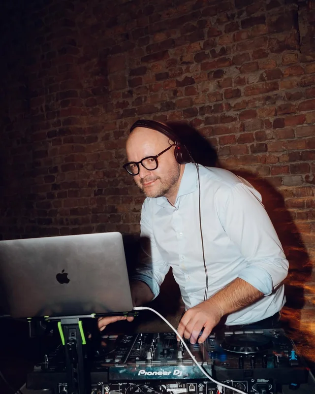 Za DJ pultom