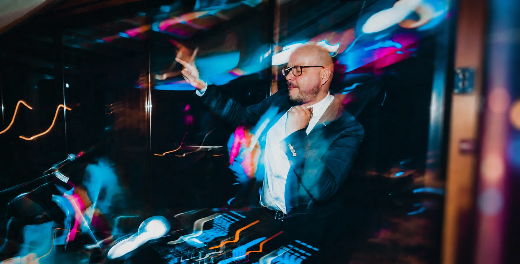 Miloš Húsenica za DJ pultom na svadbe